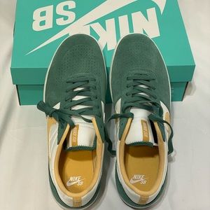 Nike SB Team Classic NWT